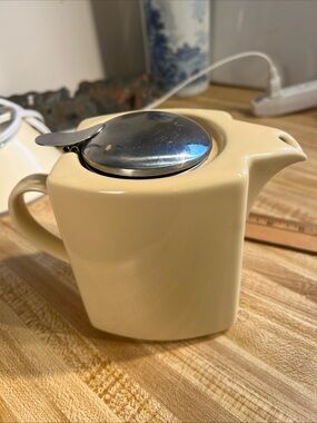 Zero Japan Tea Pot Light Yellow Square Ceramic with Lid & Strainer  20 Oz